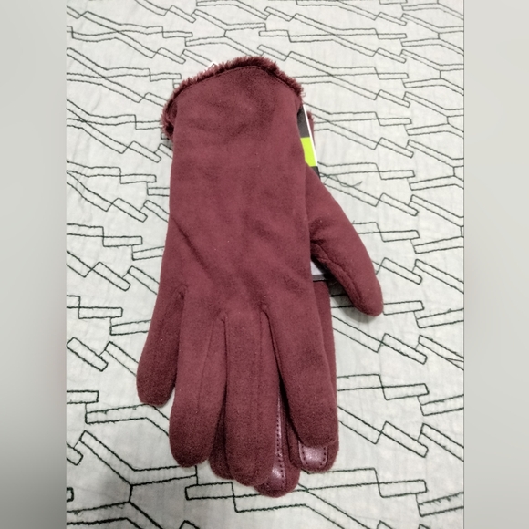 Isotoner Gloves - Picture 6 of 10